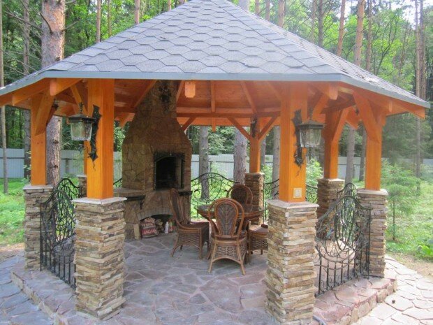 Беседка с камнем